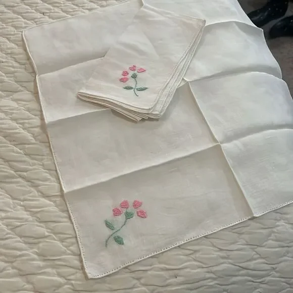 Floral Embroidered Linens Set - Picture 4 of 6